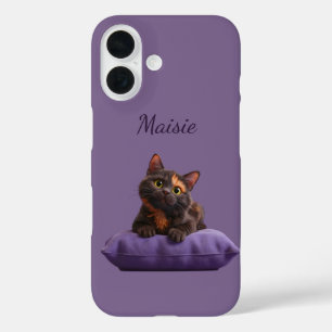 Cartoon Tortoiseshell Kitten auf Lila Polster iPhone 16 Hülle
