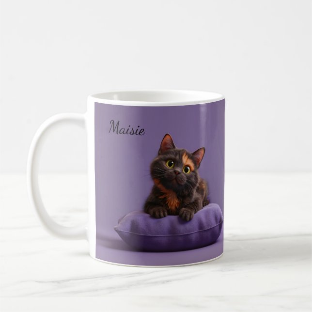 Cartoon Tortoiseshell Kitten auf Lila Polster Kaffeetasse (Links)