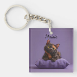 Cartoon Tortoiseshell Kitten auf Lila Polster Schlüsselanhänger