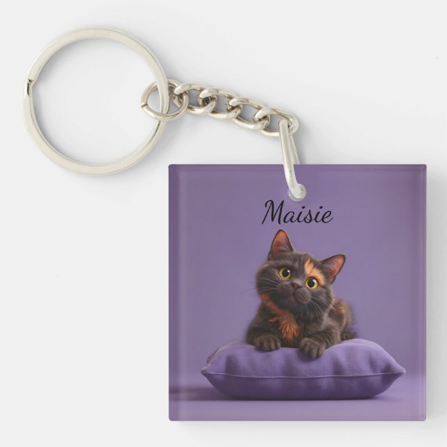 Cartoon Tortoiseshell Kitten auf Lila Polster Schlüsselanhänger (Vorderseite)