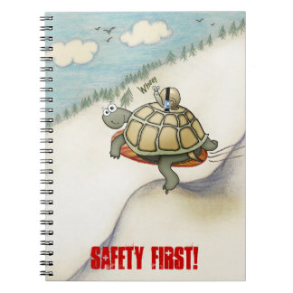 Cartoon von Schildkröte und Schnecke mit Sicherhei Notizblock