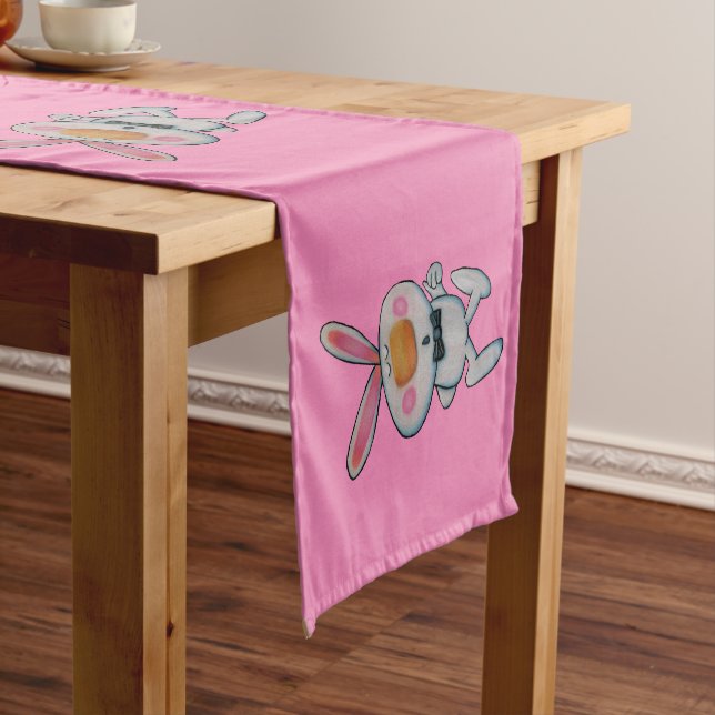 Cartoon White Bunnies täuscht Orangennasen in Rosa Kurzer Tischläufer (Beispiel)