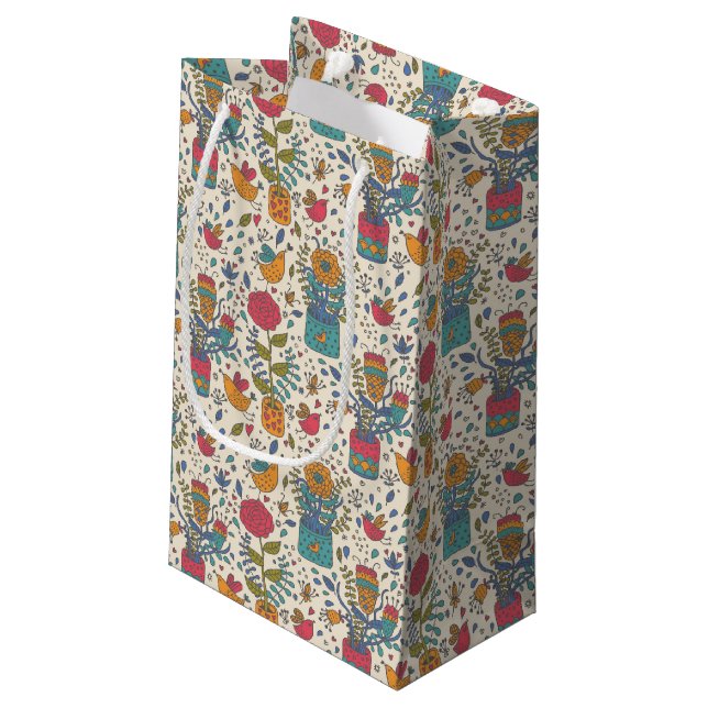 Cartoonblumenmuster mit Vögeln 2 Kleine Geschenktüte (Rückseite Schrägansicht)