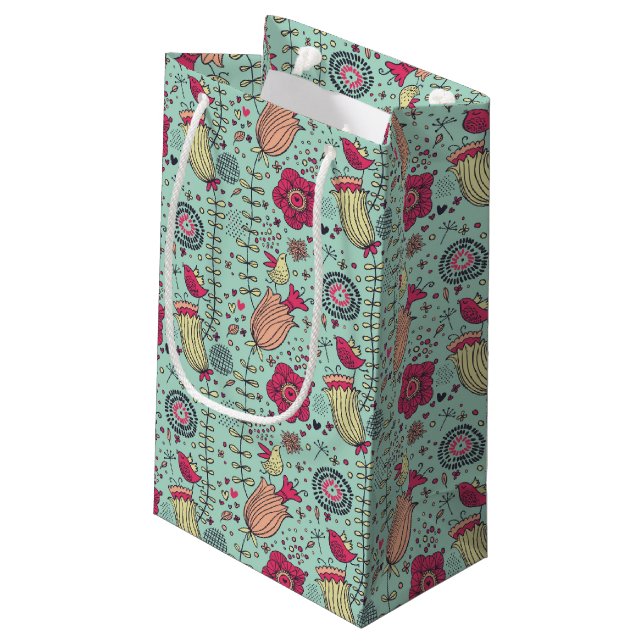 Cartoonblumenmuster mit Vögeln Kleine Geschenktüte (Rückseite Schrägansicht)