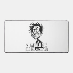 Cartoonkunst mit „Zum Glück…“-Zitat Schreibtischunterlage
