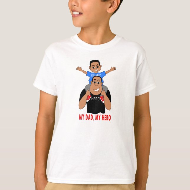 Cartoonvater und Sohnjunge auf den Schultern des T-Shirt (Vorderseite)