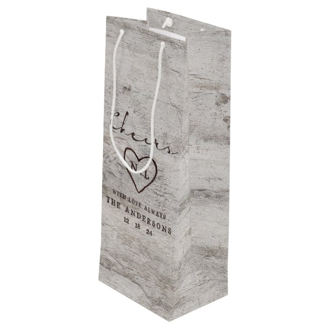 Carved Sweethearts Rustic Birch Cheers Wedding Geschenktüte Für Weinflaschen (Rückseite Schrägansicht)