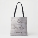 Carved Sweethearts Rustic Birch Monogram Bride Tasche<br><div class="desc">Carved Sweethearts Rustic Birch Wood mit Aged Gray & Off White Birch Tree Barke Design, und eine bedrückte Patina verwitterte Aussehen. Dieses wiedergewonnene Holzdesign zeichnet sich durch die Initialen des Paares aus, die in die Herzform des Baumes eingemeißelt sind. Auch bedrängte Typografie Land chic Schriftart, zusammen mit einem eleganten Vintagen...</div>