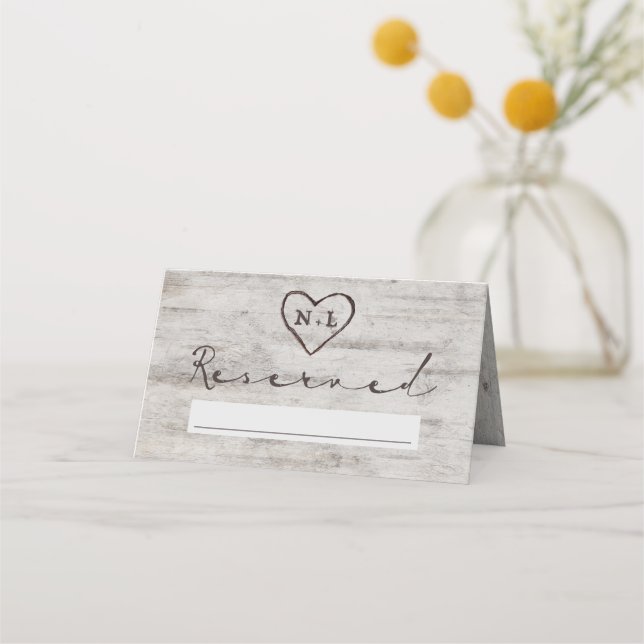Carved Sweethearts Rustikal Reservierte Hochzeit f Platzkarte (Vorderseite)