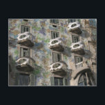 Casa Batlló in Barcelona von Antoni Gaudí Postkarte<br><div class="desc">Casa Batlló ist eines der beiden großen Gebäude, das Antoni Gaudí auf dem Passeig de Gràcia entworfen hat, das andere ist La Pedrera. Von außen sieht die Fassade von Casa Batlló aus, als ob sie aus Schädeln und Knochen gemacht wurde. Die "Schädel" sind in der Tat Balkone und die "Knochen"...</div>