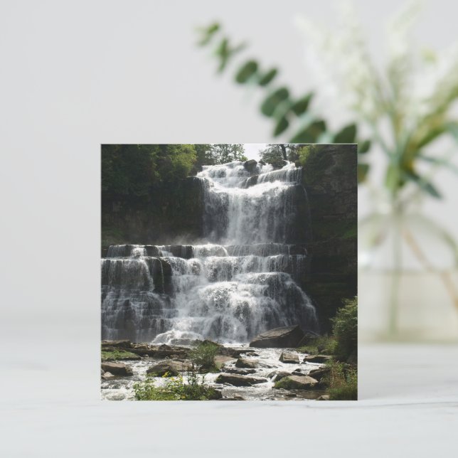 Cascade dans la nature photo sur une carte de voeu (Debout devant)