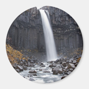 Cascade de Svartifoss en Islande aimant rond