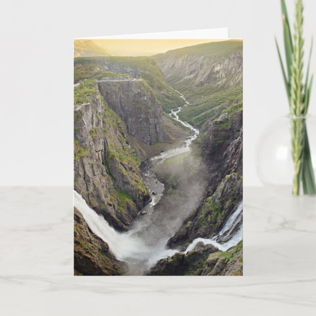 Cascade de Voringsfossen dans la carte de voeux de (Devant)