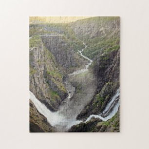 Cascade de Voringsfossen dans le puzzle denteux de