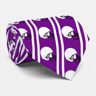 Casque de football blanc sur cravate violette