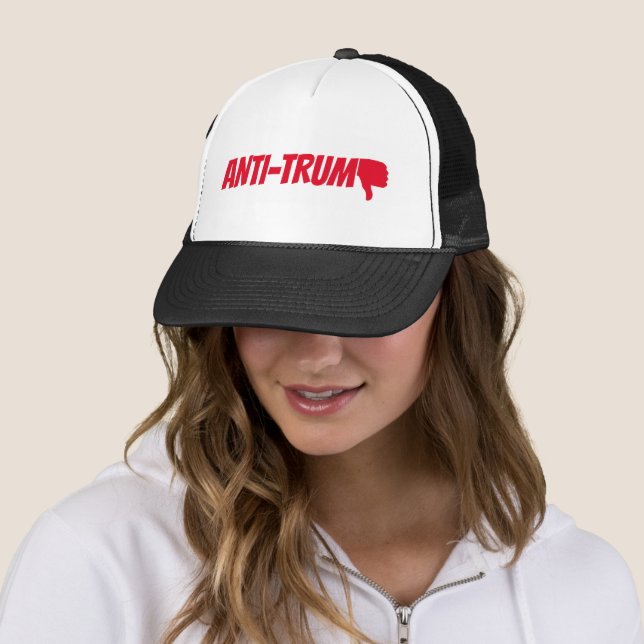 Casquette Anti-Trump / Baisse les pouces, (En situation)