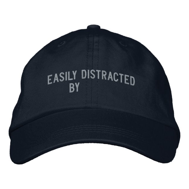 Casquette Brodée "Facilement distrait par" (Devant)