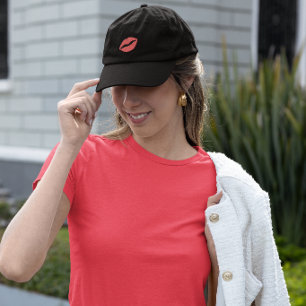 Casquette Brodée Rouge à lèvres Pucker Up Kiss sur fond noir