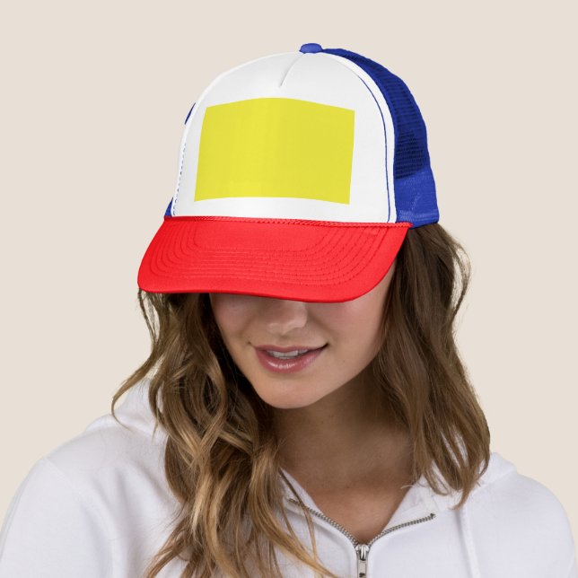 Casquette Conception avec un Arrière - plan jaune et une bor (En situation)