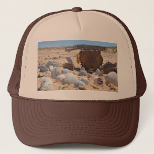 Casquette Coquillages sur la plage par Shirley Taylor