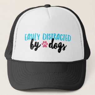 Casquette de camionneur distraite par les chiens