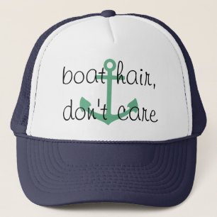 casquette de croisières sur les cheveux désordonné