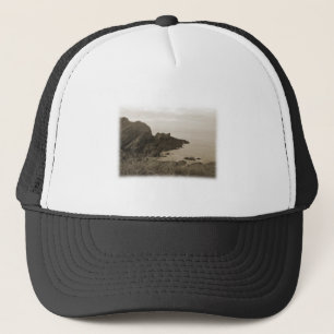 Casquette Falaises dans la couleur de sépia. Sur le fond