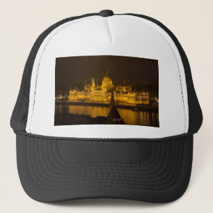 Casquette Famine Parliament Budapest by night