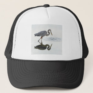 Casquette Héron de grand bleu regardant des ondulations dan