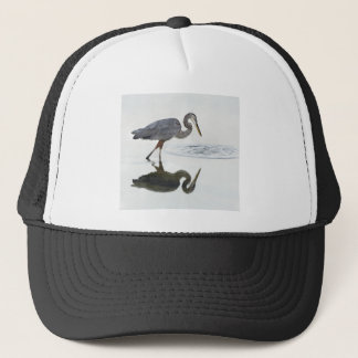 Casquette Héron de grand bleu regardant des ondulations dans