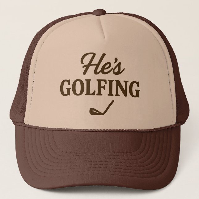 Casquette He's Golfing Funny Golfer MOM Golfing Weekend Fun (Devant)