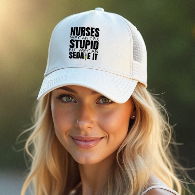 Casquette Infirmières Nous ne pouvons pas convenir à une con (Show off your humor with our "We Can't Fit" nurses trucker hat—perfect for fun at work!)