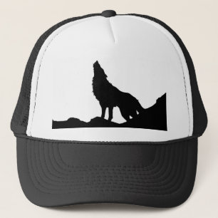 Casquette Loup solitaire se tenant sur une colline