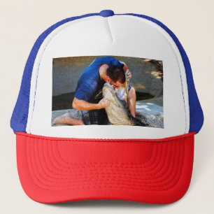 Casquette lutteur d'alligator avec sa tête dans la gueule