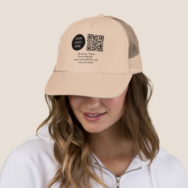 Casquette Médias sociaux QR Code rose moderne Logo d'entrepr (En situation)
