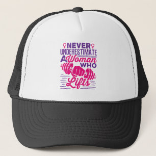 Casquette Ne jamais sous-estimer une femme qui lève