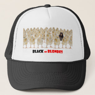 Casquette Noir sur des blondes