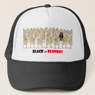 Casquette Noir sur des blondes