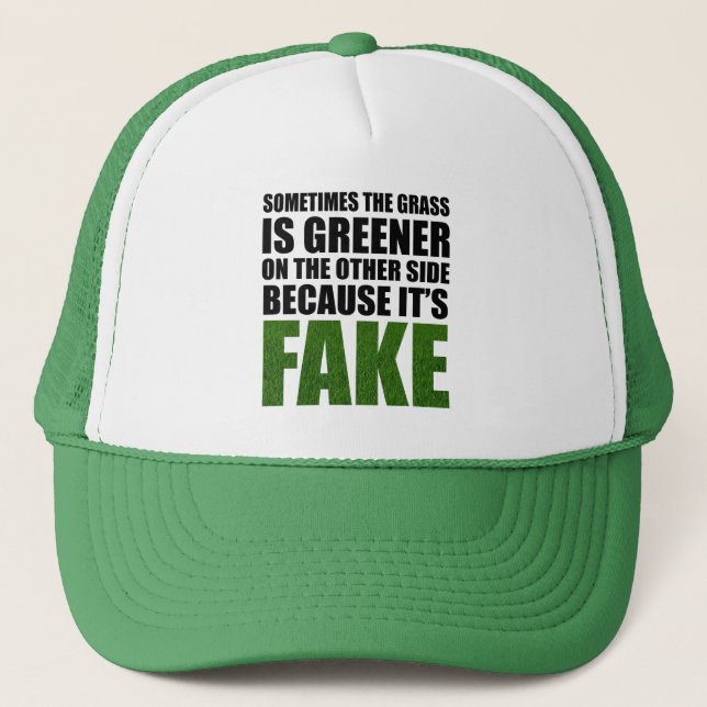 Casquette Parfois, l'herbe est plus verte parce qu'elle est  (Devant)