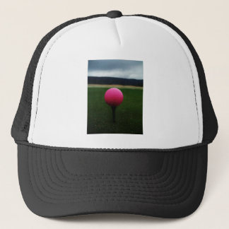 Casquette Pink Golf Ball sur un terrain de golf de montagne