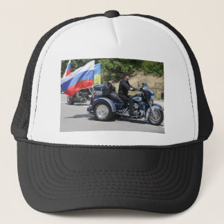 Casquette Poutine monte un tricycle !