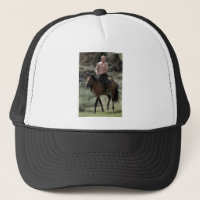 Poutine sans chemise monte un cheval