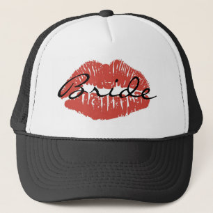 Casquette rouge de jeune mariée de baiser de
