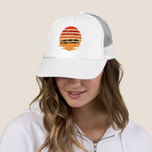 Casquette scène du désert avec des chameaux coucher de solei