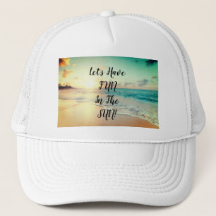 Casquette Texte "Let's Fun" sur une photo de plage ensoleill