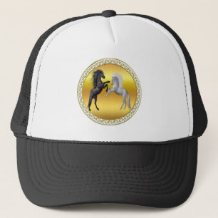 Casquette Un cheval noir et blanc qui se bat
