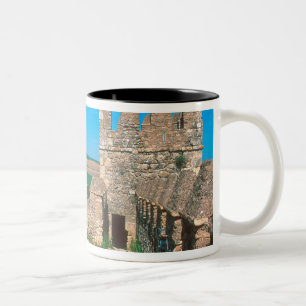 Castillo de Las Aguzaderas ist eine Burg mit einer Zweifarbige Tasse