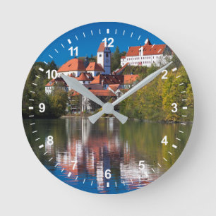 Castle and Abby by the River Runde Wanduhr
