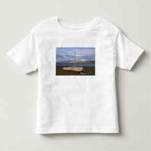 Castle Stalker mit Fischerboot im Kleinkind T-shirt