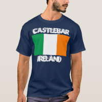 Castlebar, Irland mit irischer Flagge